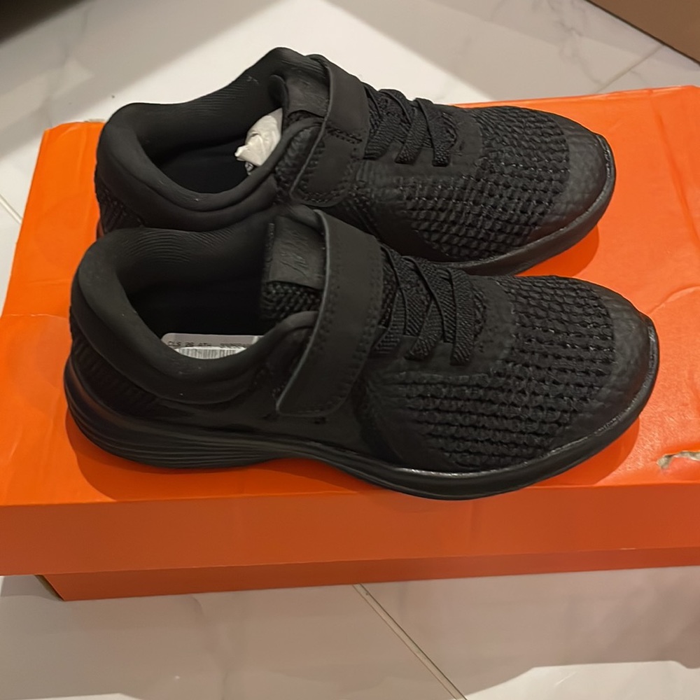 Nike boys sneakers new - size 11 toddler